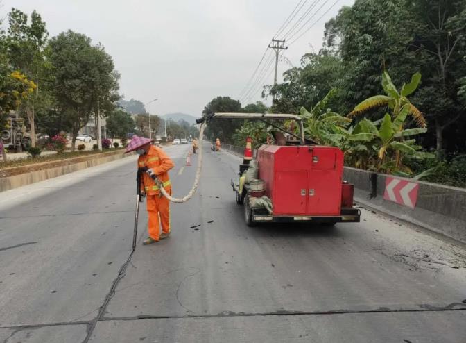 漳州采用道路灌縫膠修補水泥路面裂縫，提升路面有效修補率
